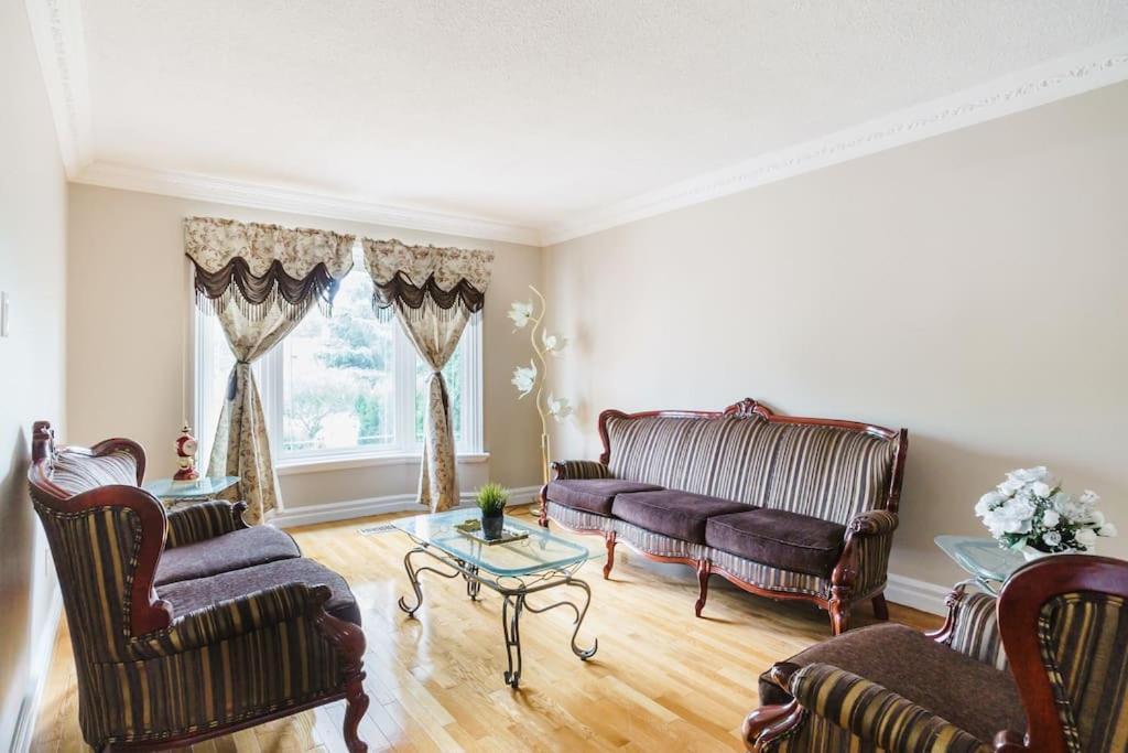 Beautiful Home 4 Bed, 3 Bath, Garage, Backyard! 密西沙加 外观 照片