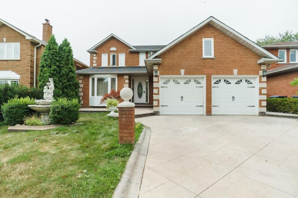 Beautiful Home 4 Bed, 3 Bath, Garage, Backyard! 密西沙加 外观 照片