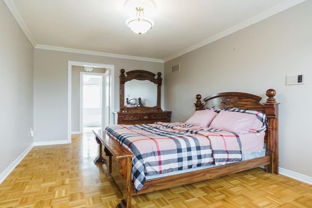 Beautiful Home 4 Bed, 3 Bath, Garage, Backyard! 密西沙加 外观 照片