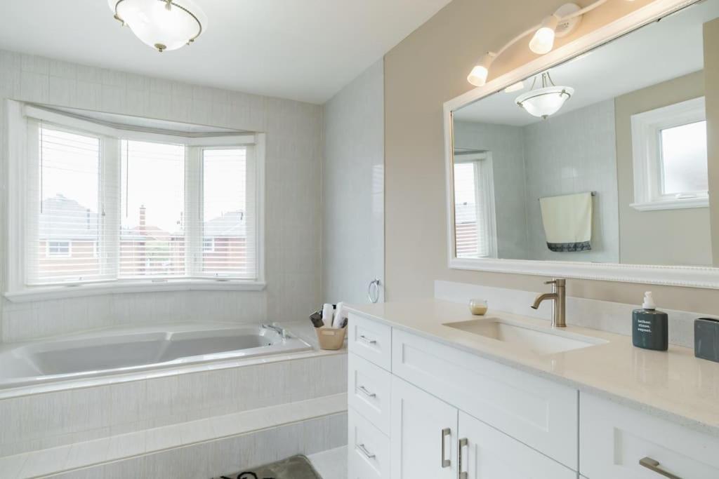 Beautiful Home 4 Bed, 3 Bath, Garage, Backyard! 密西沙加 外观 照片