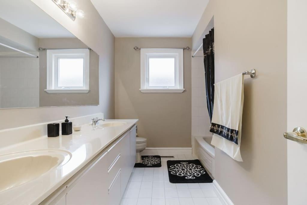 Beautiful Home 4 Bed, 3 Bath, Garage, Backyard! 密西沙加 外观 照片