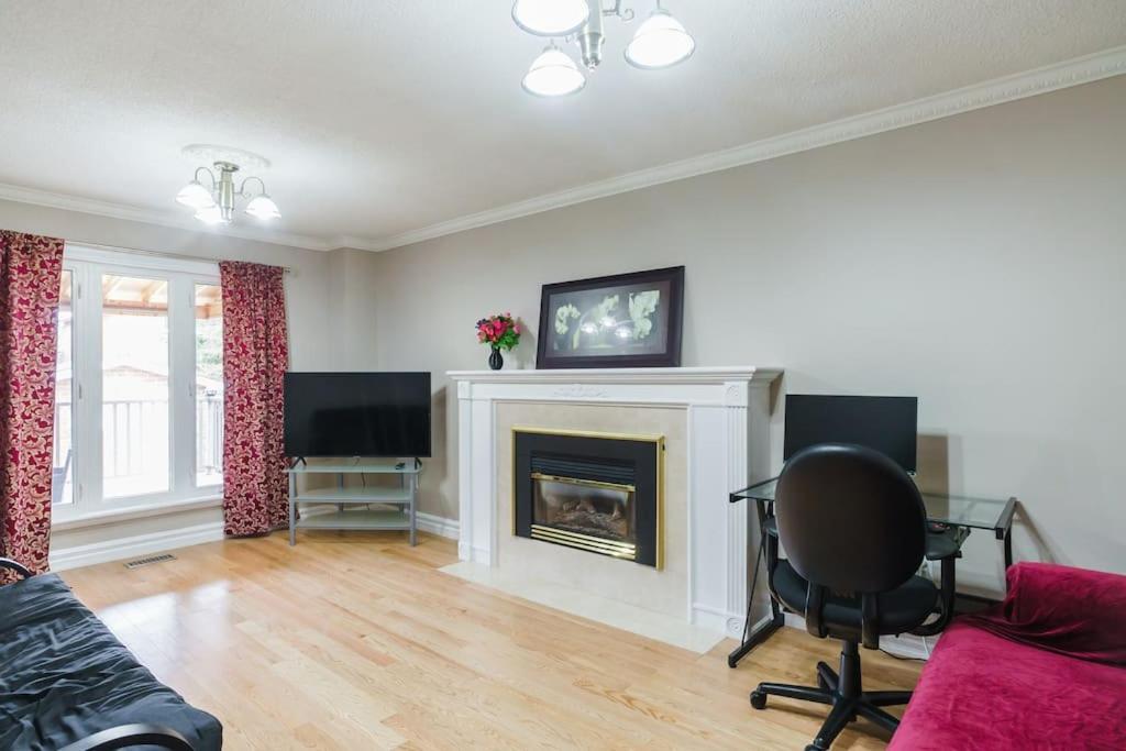 Beautiful Home 4 Bed, 3 Bath, Garage, Backyard! 密西沙加 外观 照片